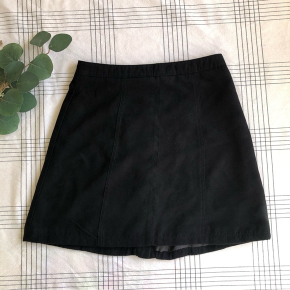 H&M black faux suede skirt| Button down skirt| Size 2 - Picture 6 of 8